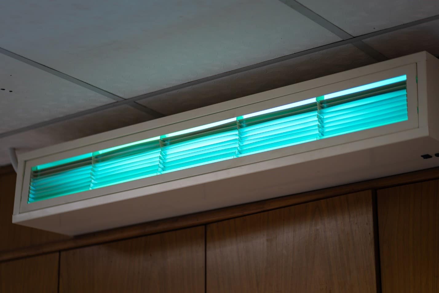 A UV lighting lamp cleaning and sterilizing bacteria in the air.